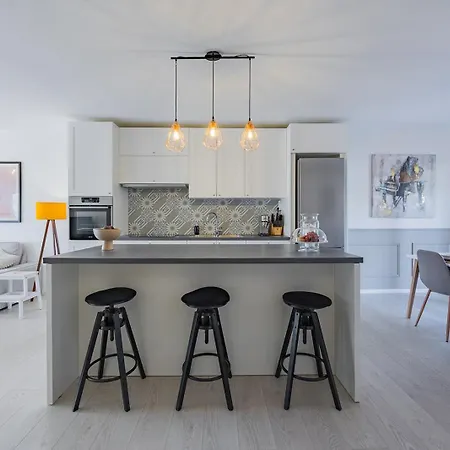 Bella Lux With Jacuzzi, Grill & Garden