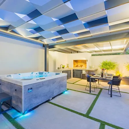 Bella Lux With Jacuzzi, Grill & Garden *