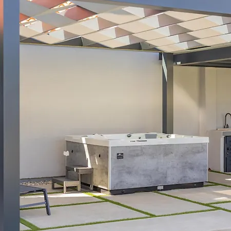 Апартаменты Bella Lux With Jacuzzi, Grill & Garden Задар