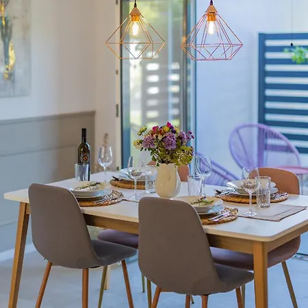 Bella Lux With Jacuzzi, Grill & Garden *