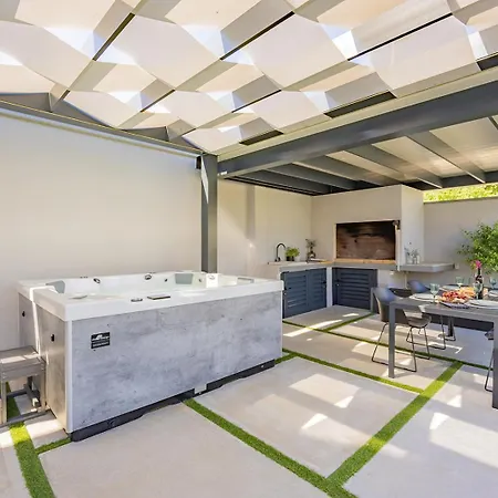 Bella Lux With Jacuzzi, Grill & Garden Задар