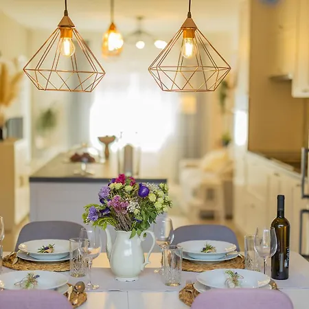 Bella Lux With Jacuzzi, Grill & Garden