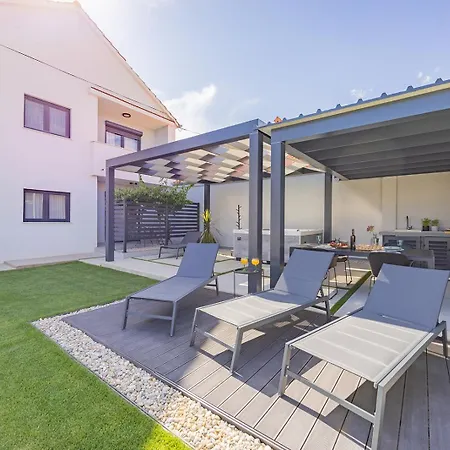 Bella Lux With Jacuzzi, Grill & Garden Апартаменты