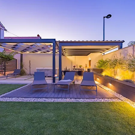 Апартаменты Bella Lux With Jacuzzi, Grill & Garden *