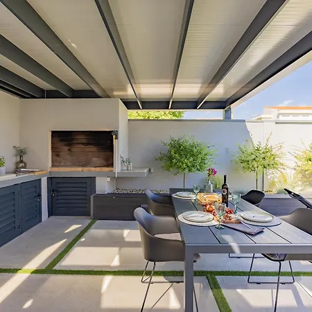 Bella Lux With Jacuzzi, Grill & Garden *