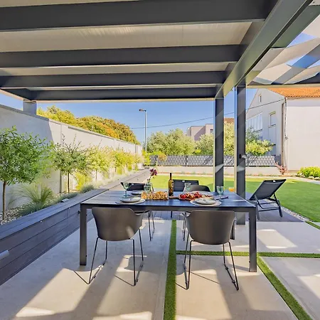 Bella Lux With Jacuzzi, Grill & Garden *