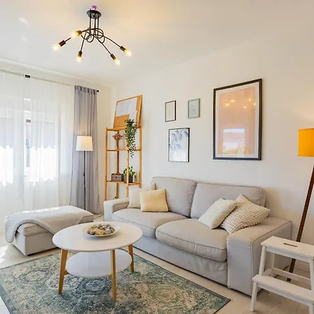 Bella Lux With Jacuzzi, Grill & Garden *