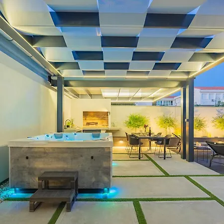 Bella Lux With Jacuzzi, Grill & Garden Апартаменты