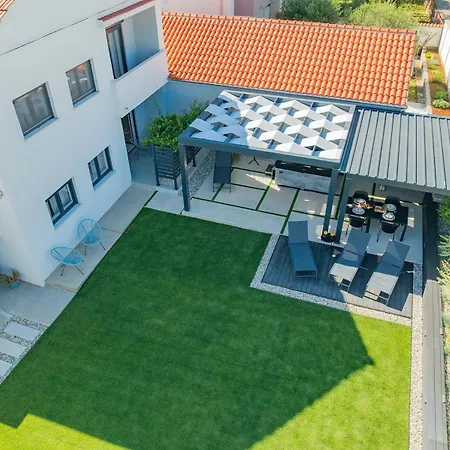 Апартаменты Bella Lux With Jacuzzi, Grill & Garden