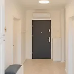 Bella Lux With Jacuzzi, Grill & Garden *