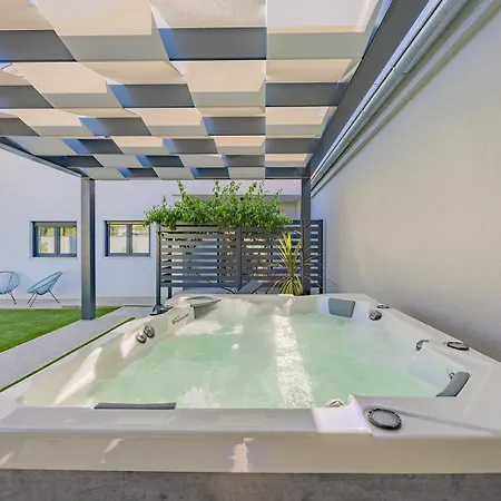 Bella Lux With Jacuzzi, Grill & Garden * Zadar