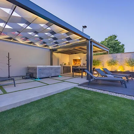 Apartment Bella Lux With Jacuzzi, Grill & Garden