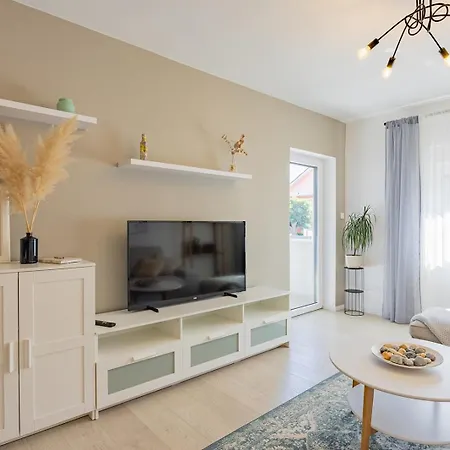 Bella Lux With Jacuzzi, Grill & Garden Apartment *